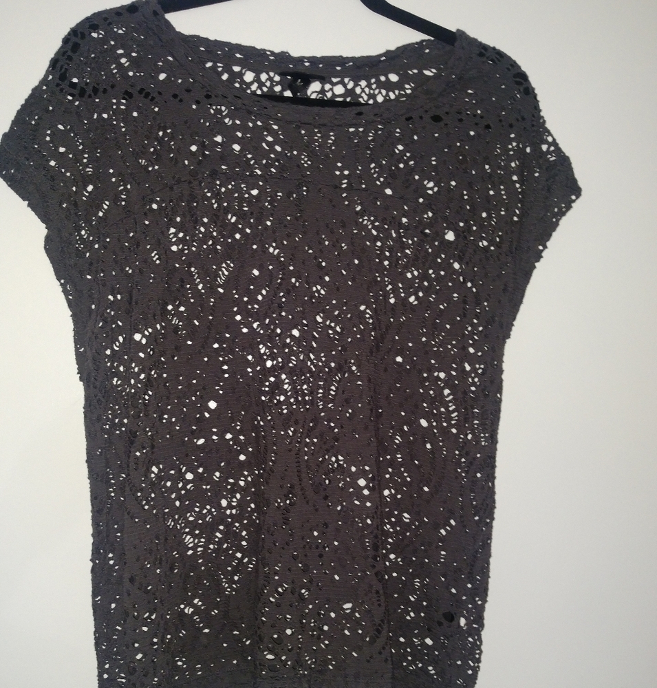 Fashion gray top.